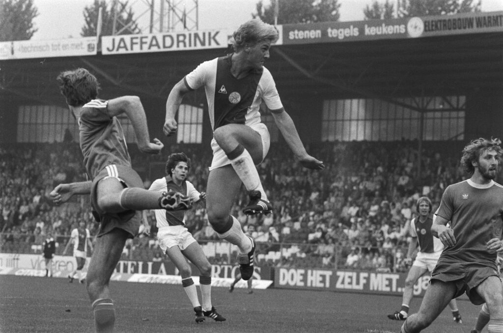 Ajax tegen FC Groningen 5-1, Wim Kieft van Ajax in actie, Bestanddeelnr 931-0441